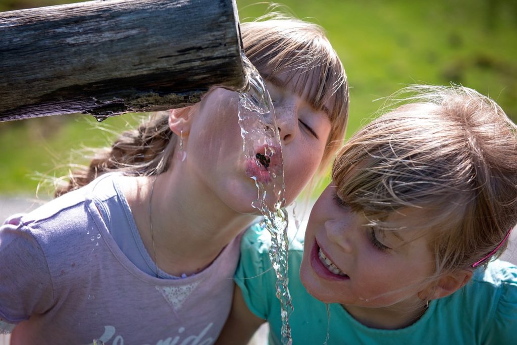 dzieci pijące wodę
